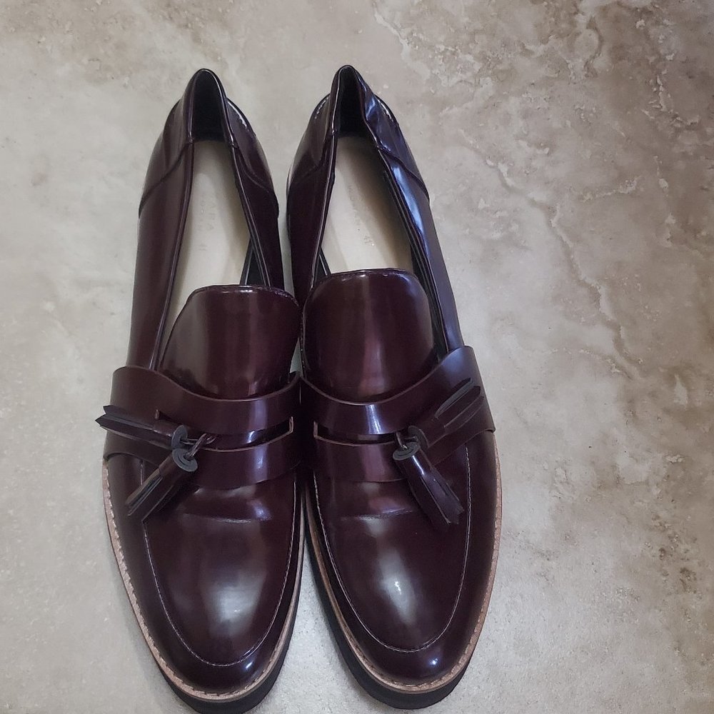 Zara woman's burgundy tassel loafers. New, size 41.
